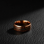 316L Stainless Steel Wedding Band with Guitar String & Whiskey Barrel Wood Inlay - Rose Gold Men's Music-Themed Ring - 图片 2