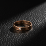 18K Rose Gold Plated 316L Stainless Steel Roman Numeral Hollow Ring Vintage Wedding Band with CZ Accents - 图片 3