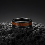 Black Titanium Alloy Wedding Band with Real Acacia Wood Inlay - Vintage Milgrain Men's Ring - 图片 3